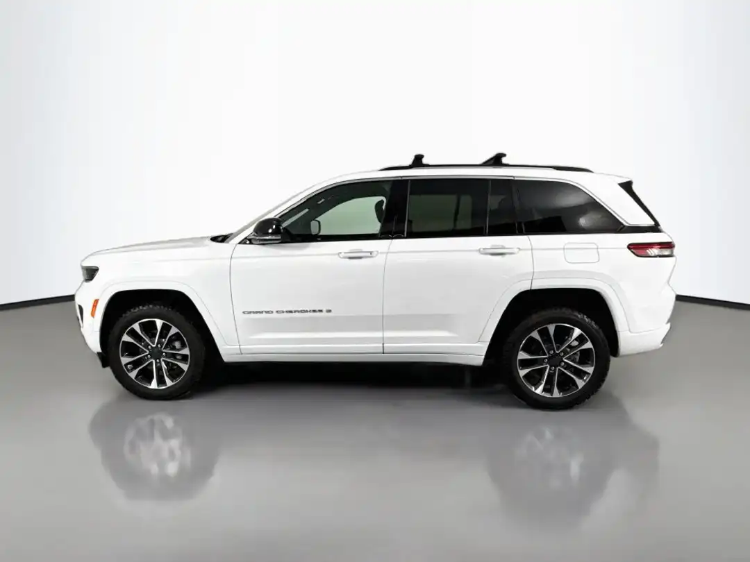2023 Jeep Grand Cherokee Overland - Image 2