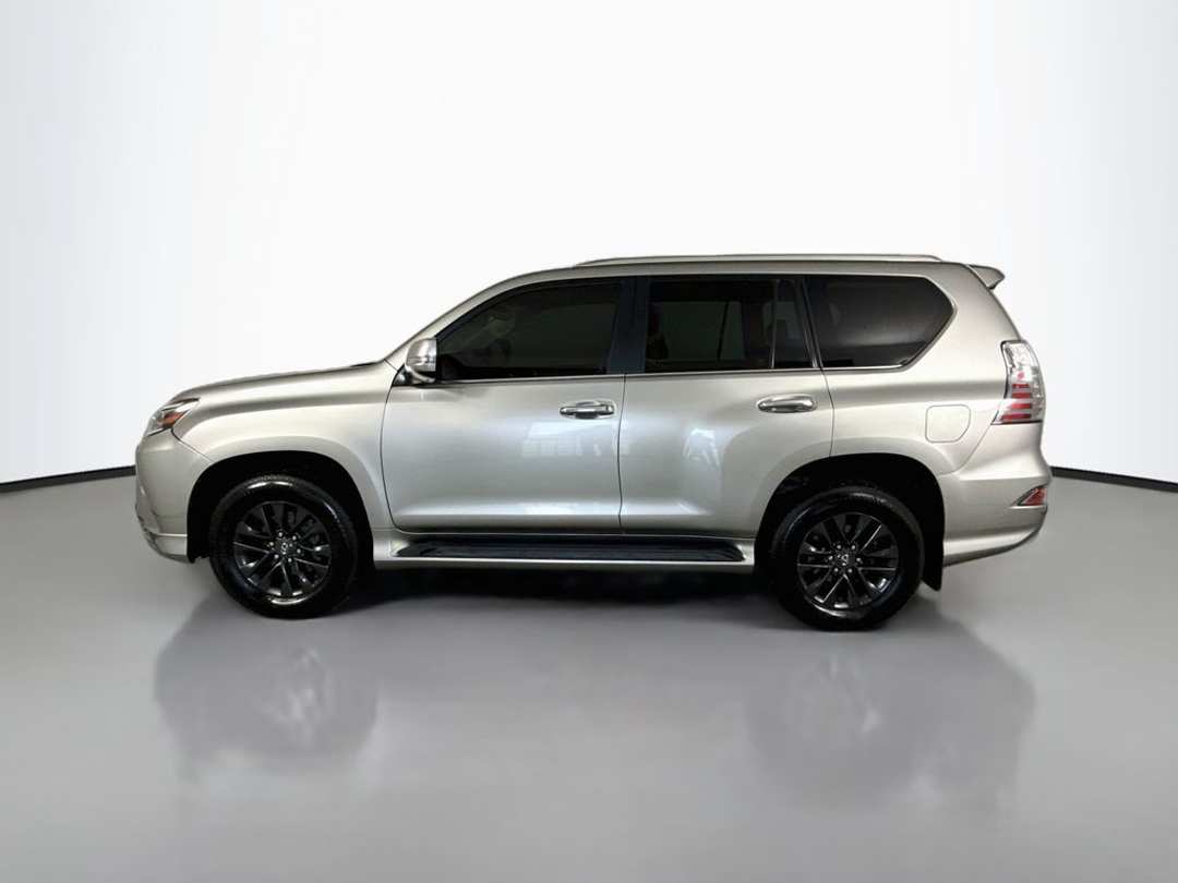 2022 Lexus GX 460 - Image 2