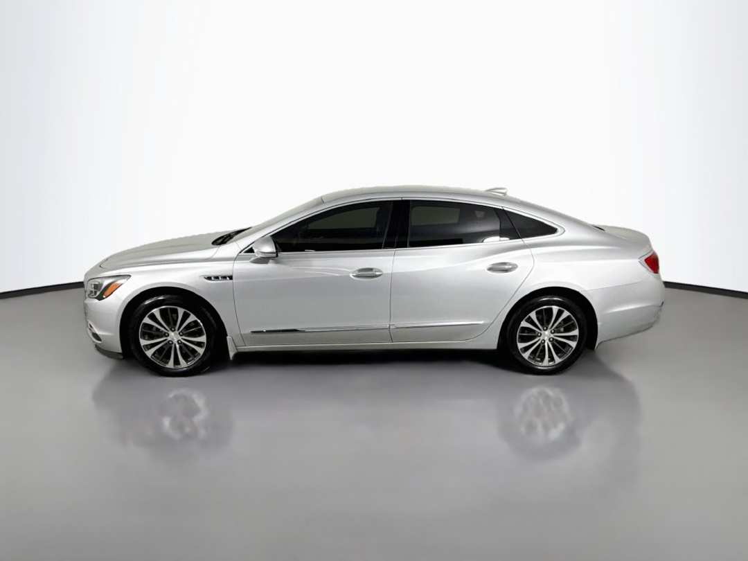2017 Buick Lacrosse Essence - Image 2