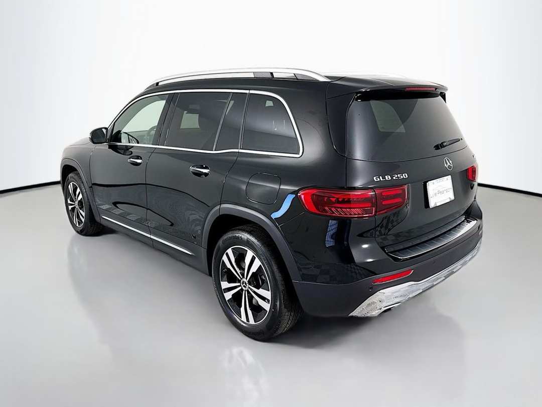 2025 Mercedes-Benz GLB 250 - Image 3