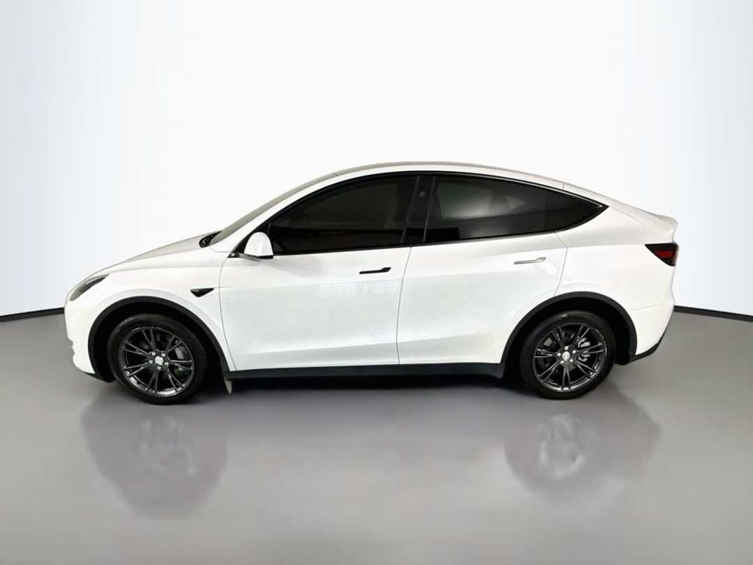 2025 Tesla Model Y Long Range - Image 2
